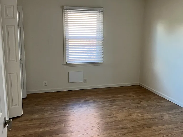 2905 Burch Ave #12 — Photo 36