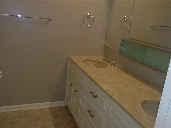 4th image of 45 Oakmont Cir