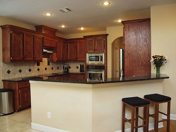 kitchen w/breakfast bar
