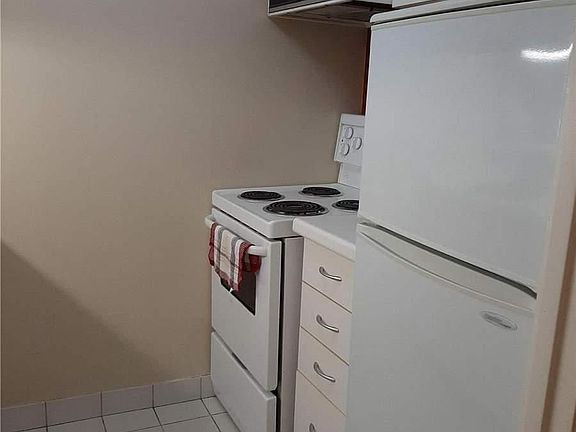5th image of 711 Bay St #821