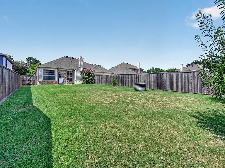 423 Halifax Dr — Photo 16