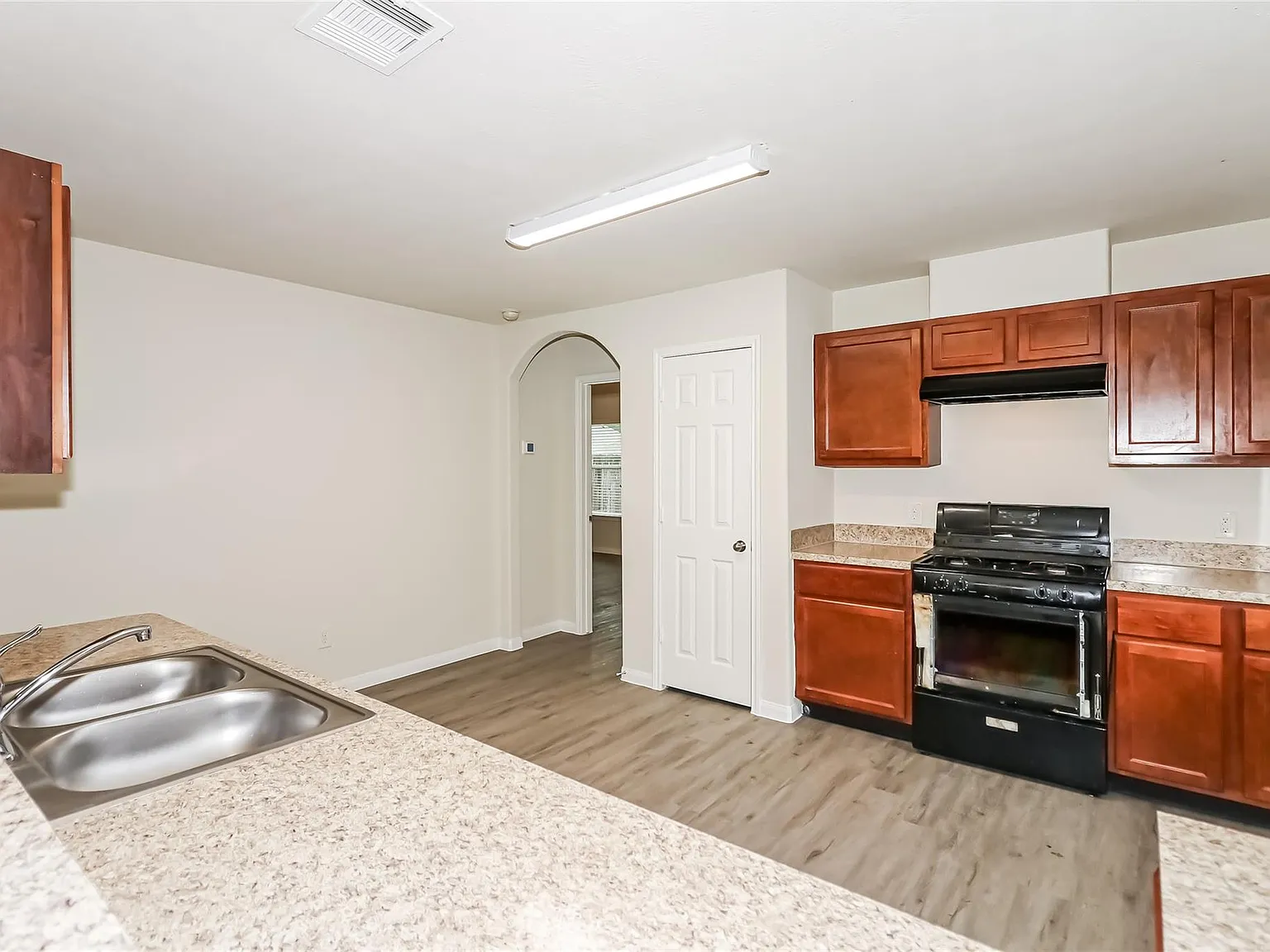 3 bed, 2.0 bath, 1407 sqft, $1,860 — Photo 4