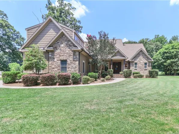 3229 Broadmoor Dr, Statesville, NC 28625