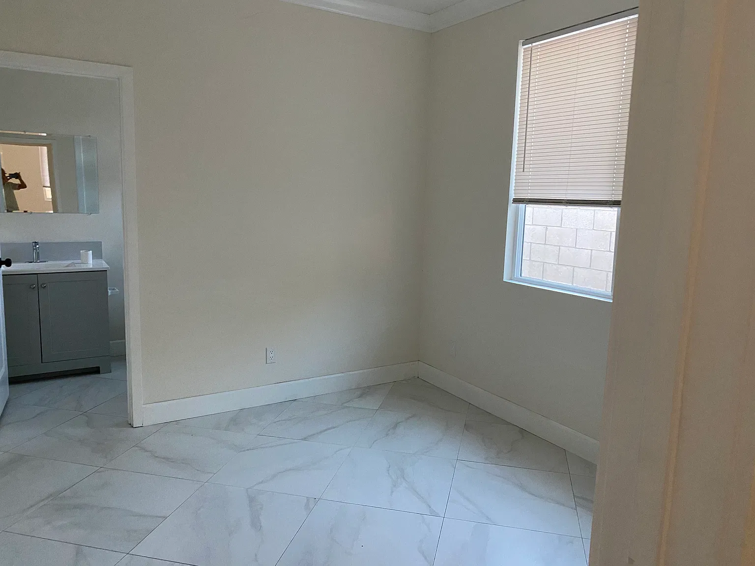 3 bed, 930 sqft, $3,200 — Photo 4