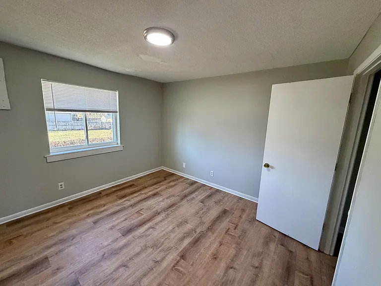 1143 Clay Ave — Photo 5