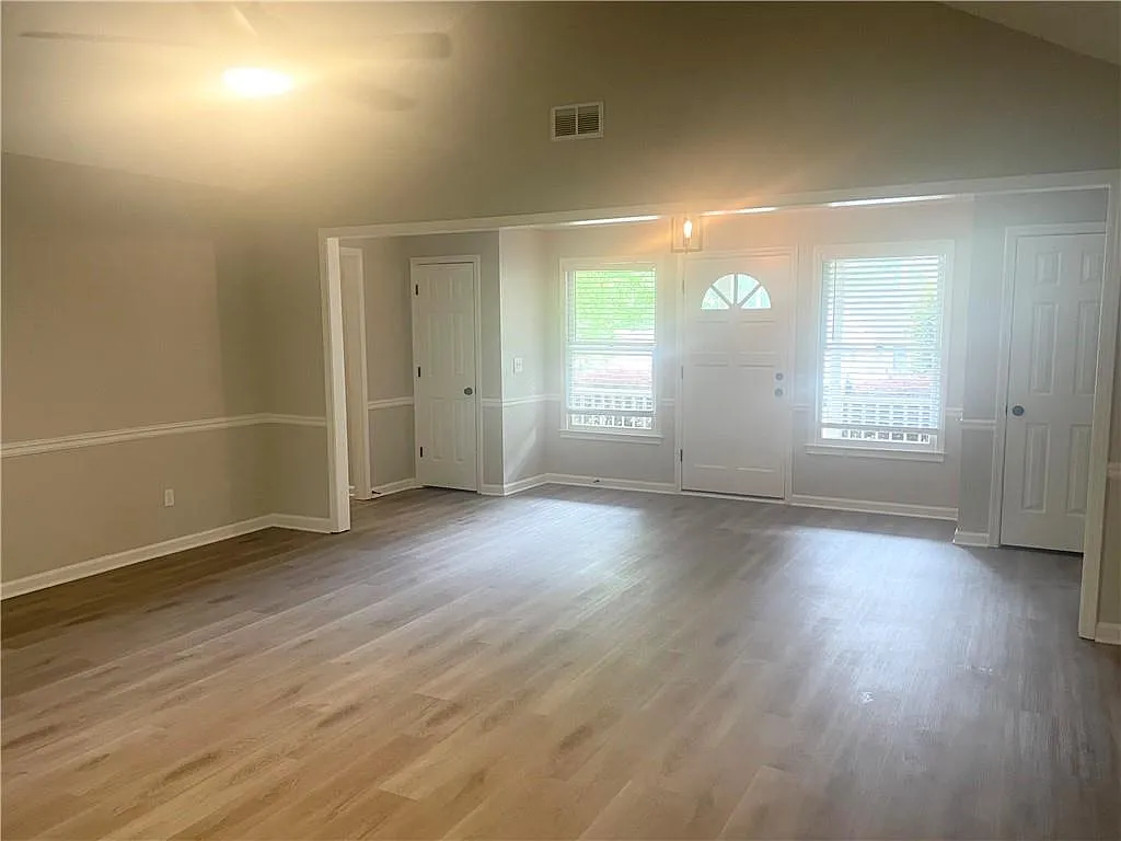 3 bed, 2.0 bath, 1860 sqft, $2,499 — Photo 4