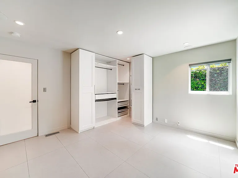 929 Dickson St — Photo 26