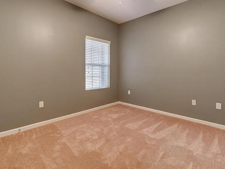 1424 Lakes Circle Dr — Photo 5