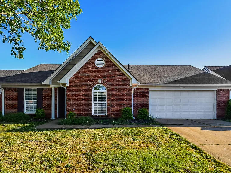 1708 Cherry Creek Dr — Photo 3