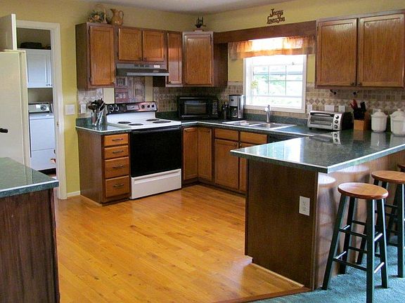 Spacious kitchen w/ storage!