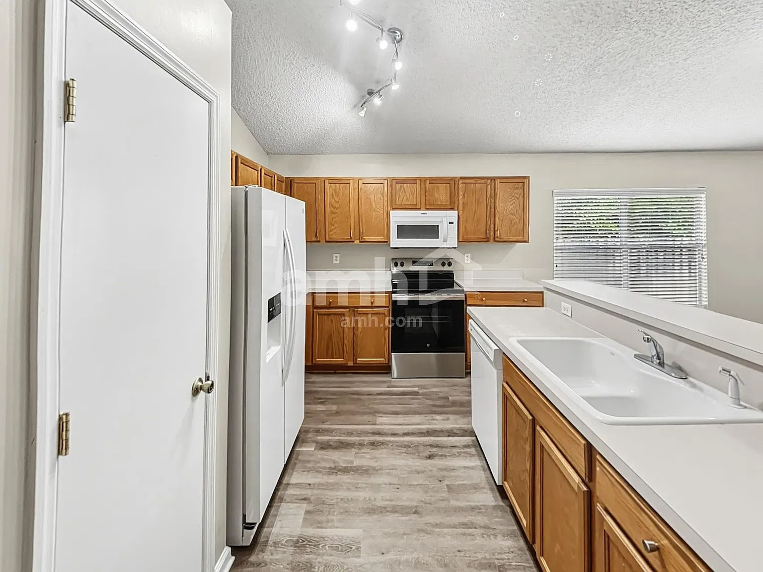 4 bed, 2.0 bath, 2278 sqft, $2,285 — Photo 3