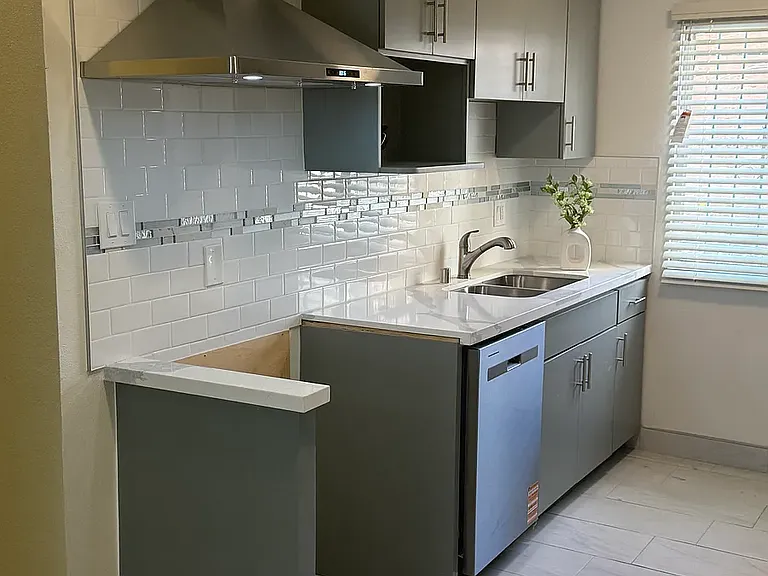 Apartments at 10623 S Budlong — Photo 5