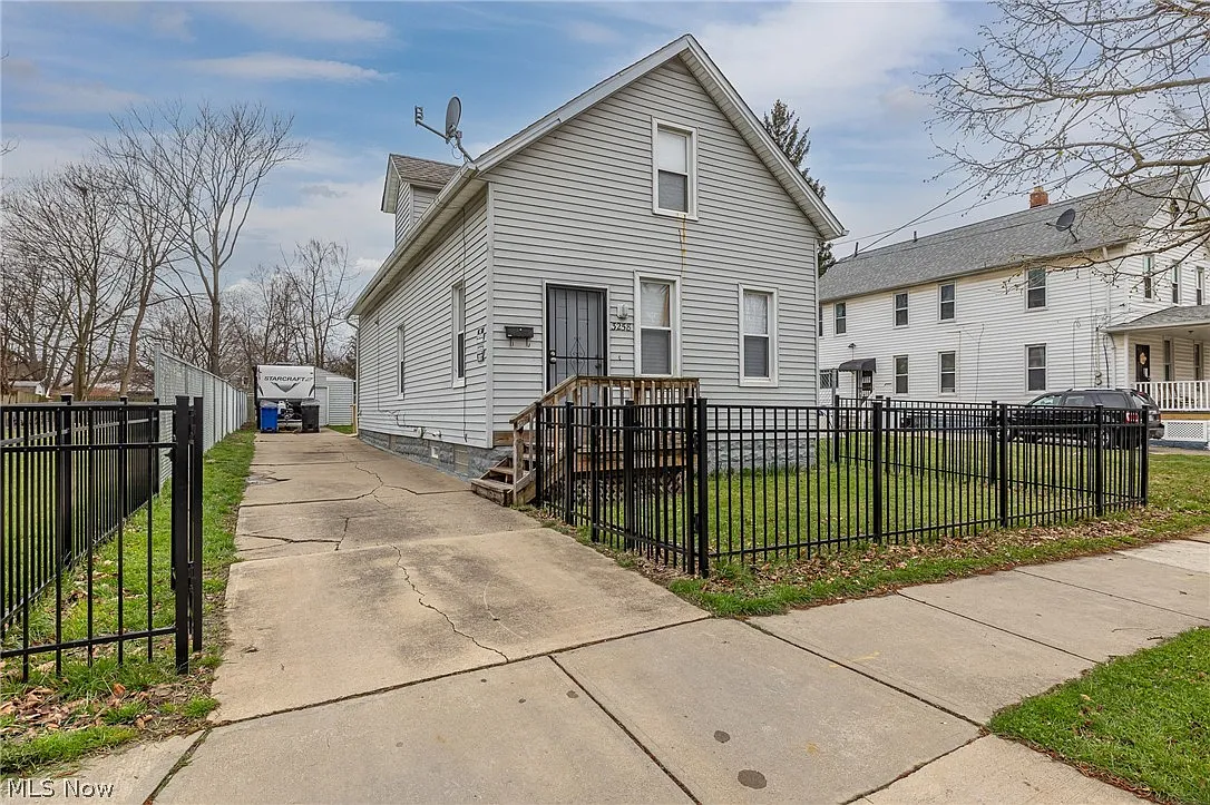 3258 W 44th St photo 1