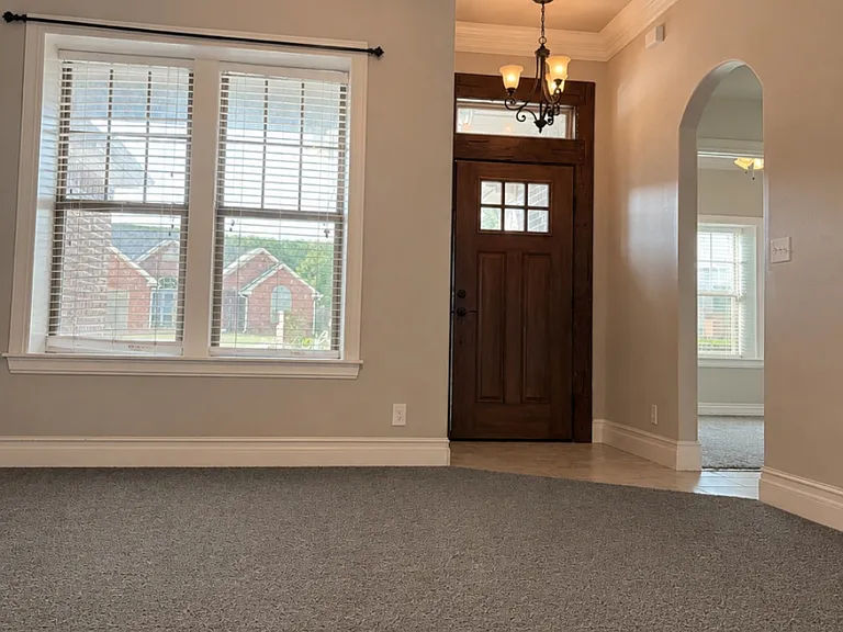 635 Meadows Cir — Photo 9