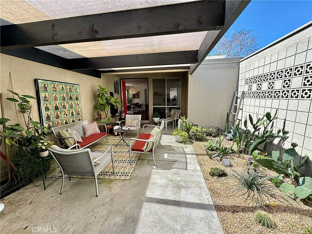 2 bed, 1000 sqft, $3,300 — Photo 2