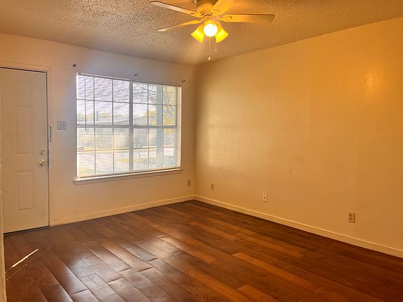 3rd image of 914 Travis Ln #B