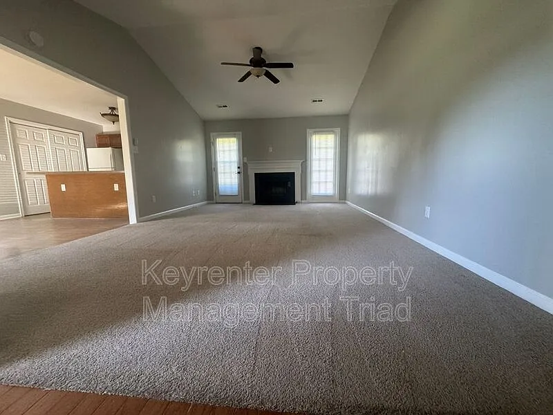 3 bed, 2.0 bath, 1298 sqft, $1,700 — Photo 3