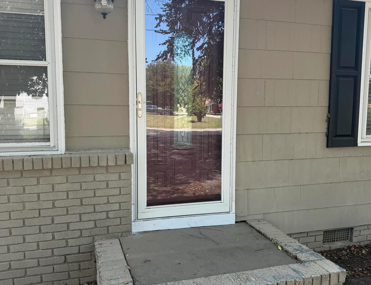 3 bed, 1.0 bath, 986 sqft, $1,300 — Photo 2