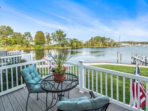 963 W Savidge St, Spring Lake, MI 49456