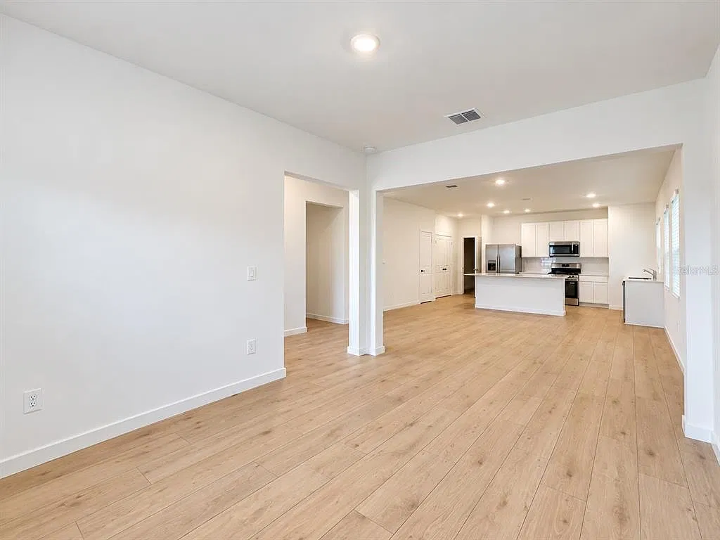 4 bed, 2.5 bath, 2071 sqft, $2,450 — Photo 2