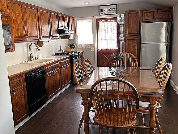 3rd image of 11 Saddle Ln