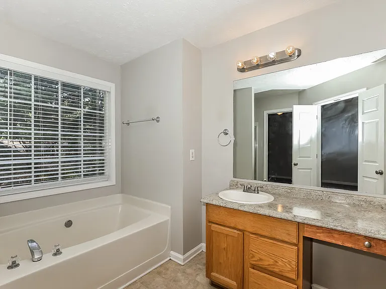 416 Heathcliff Ct — Photo 12
