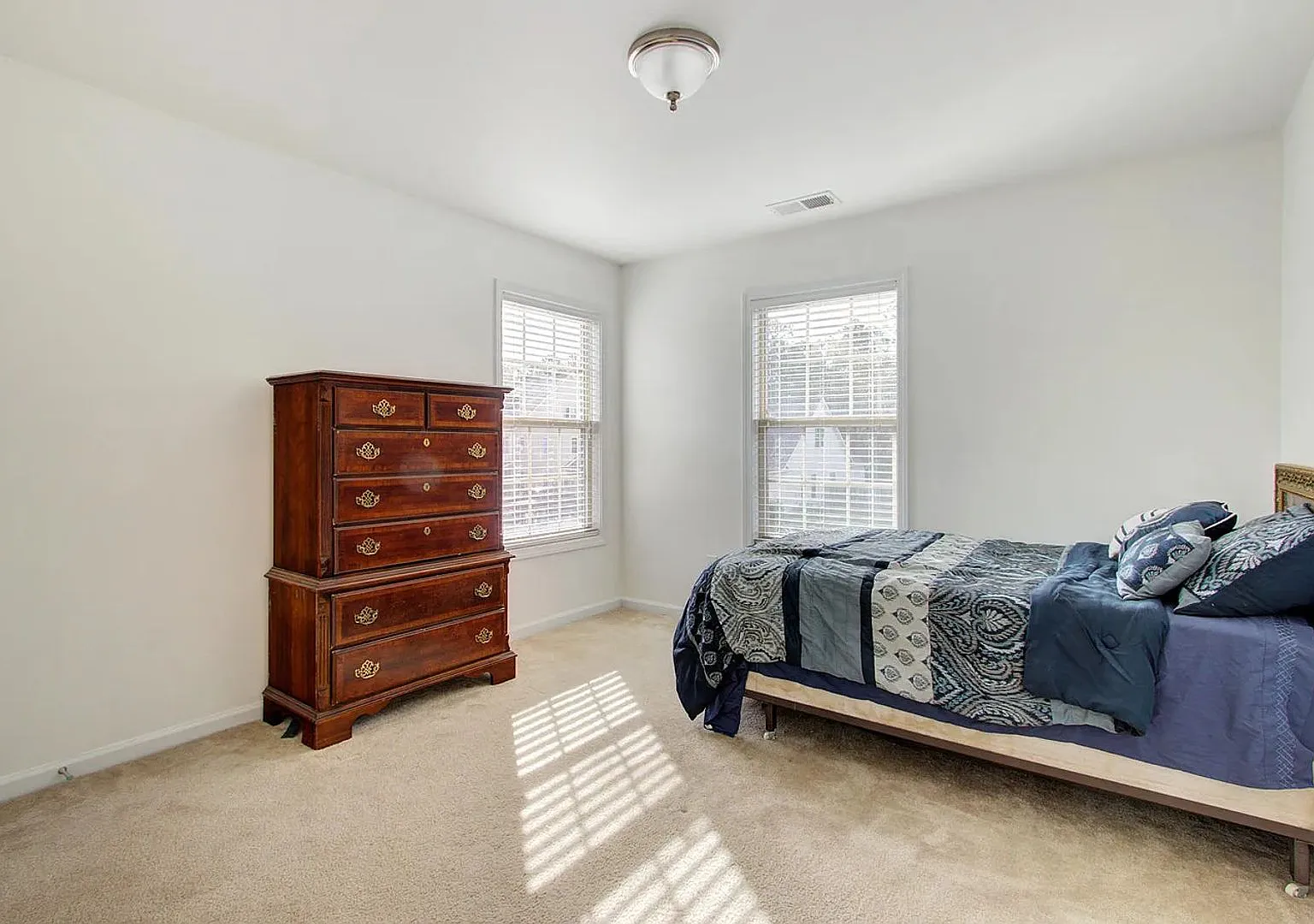 4BR/2BA with Granite Kitchen, Hardwoods & Fenced Yard — Photo 2