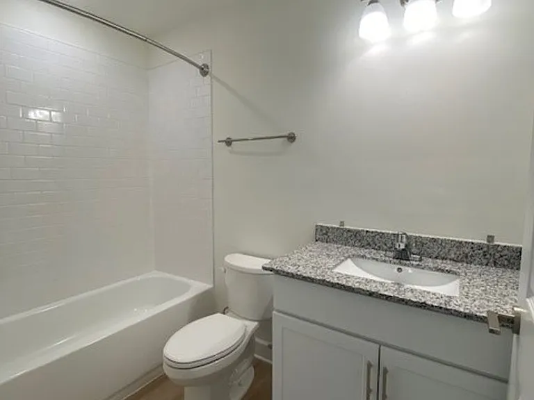 San Carlos Apartments — Photo 20