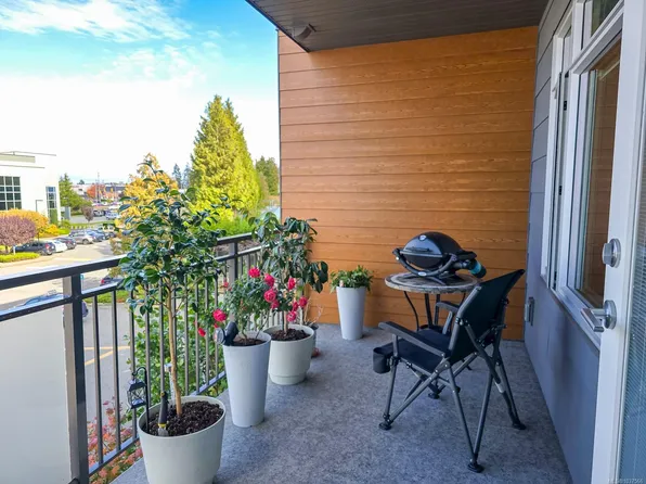 6544 Metral Dr #204, Nanaimo, BC V9T 2L8