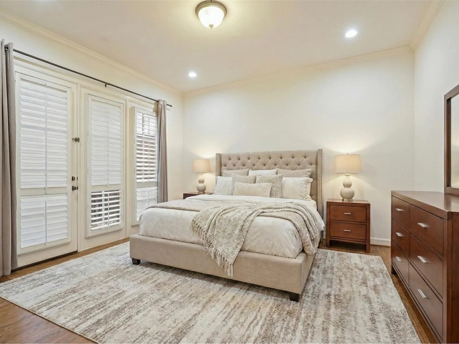 3 bed, 3.5 bath, 3742 sqft, $8,000 — Photo 2