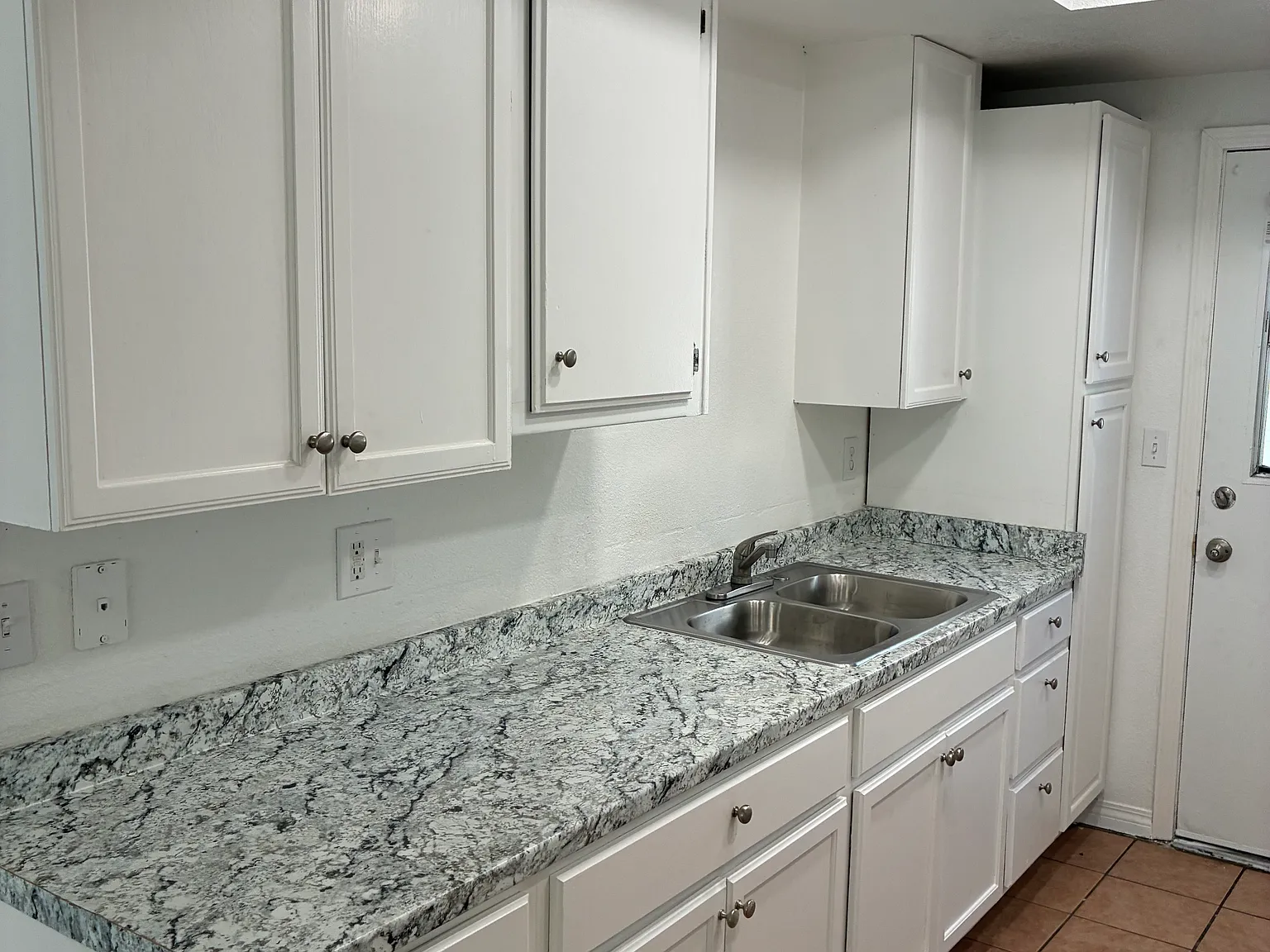 3 bed, 1036 sqft, $1,800 — Photo 1