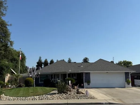 605 E Davis Dr, Dinuba, CA 93618