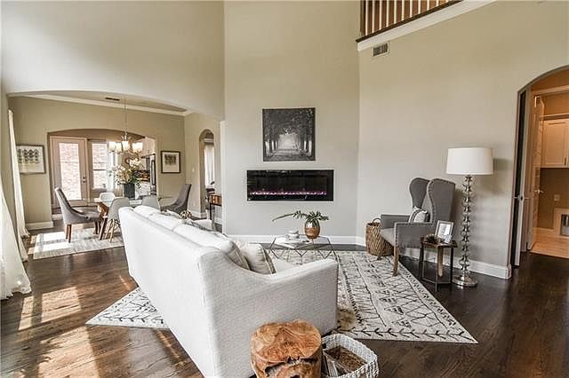 1st image of 2853 Creekway Dr