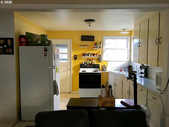 3rd image of 154 NW Ebberts Ave