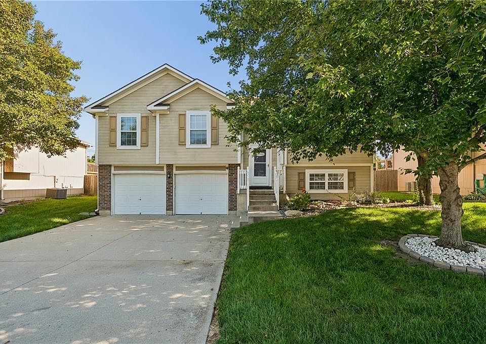 1st image of 404 NW Europa Dr