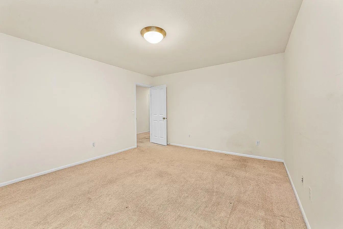 5 bed, 2490 sqft, $3,900 — Photo 2