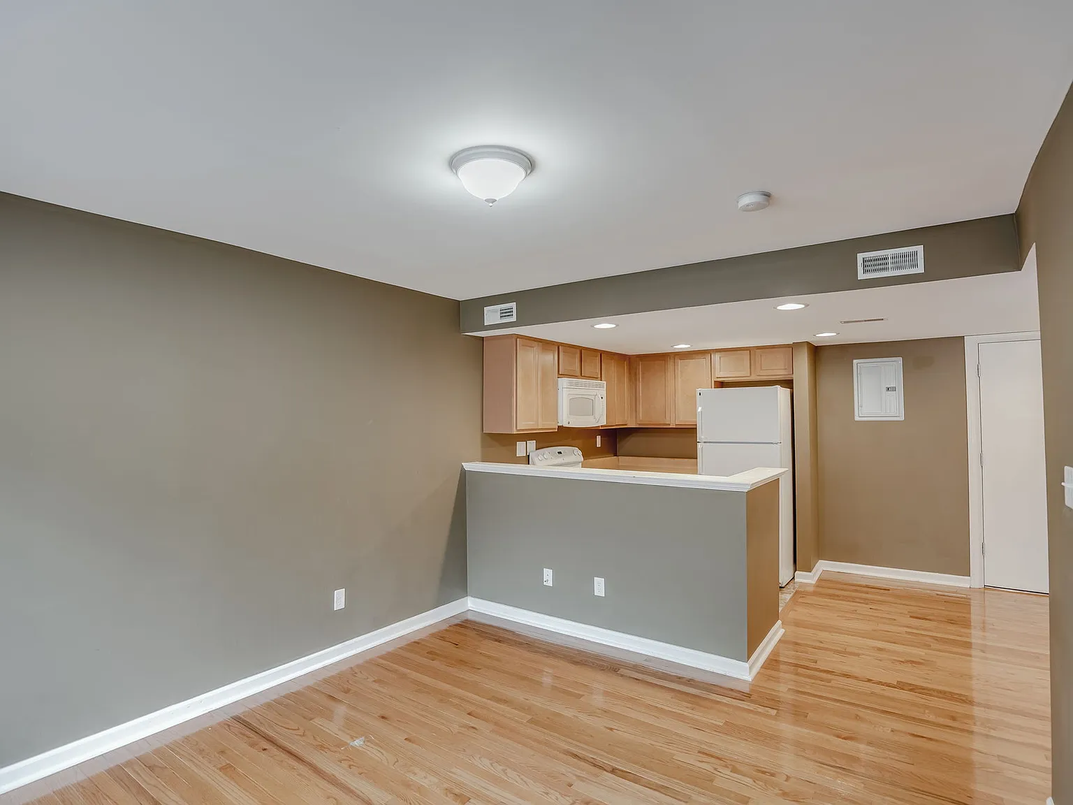 1 bed, 700 sqft, $1,050 — Photo 2