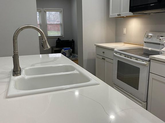 5th image of 205 E Reynolds St #205