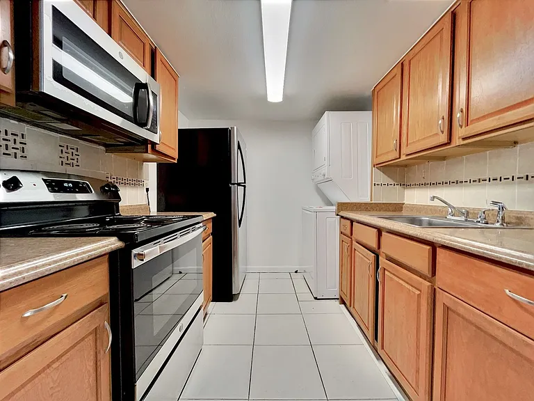 865 Sky Lake Cir #D — Photo 5