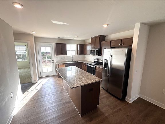 5th image of 415 Camarillo Ln