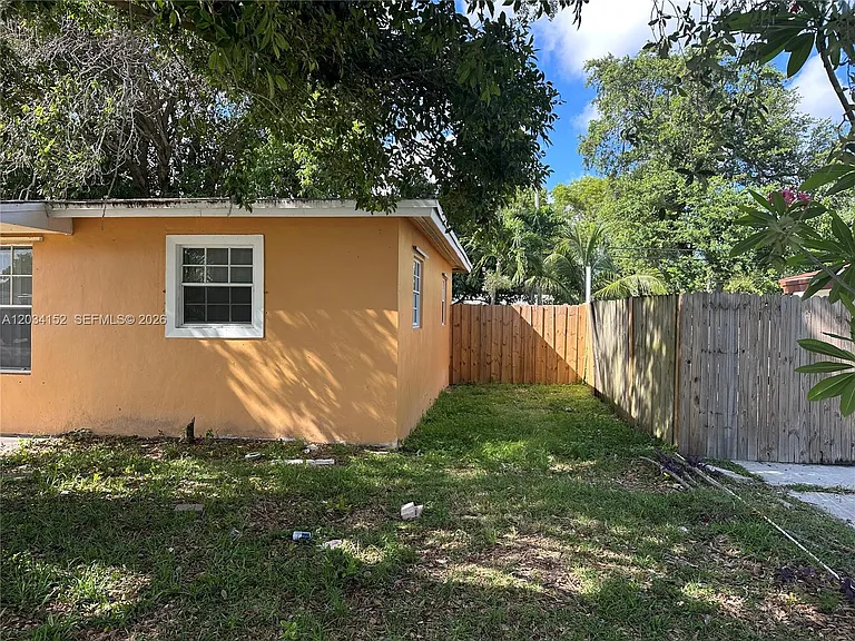 4141 SW 32nd Dr — Photo 3