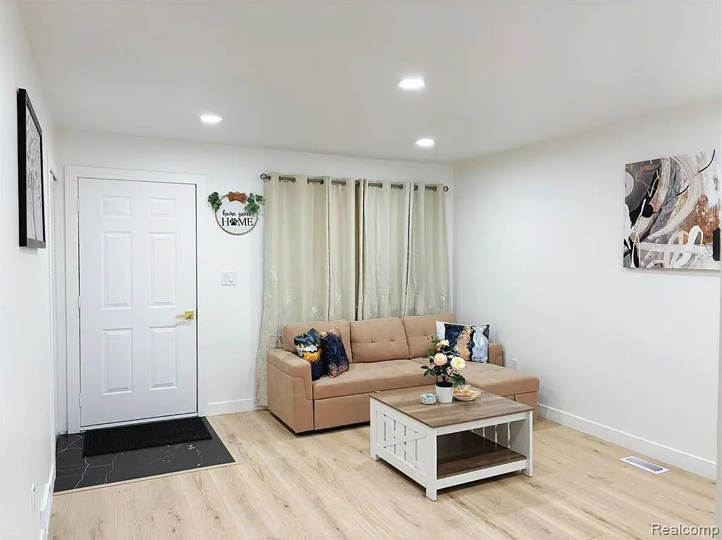 5 bed, 2.0 bath, 1648 sqft, $3,600 — Photo 4