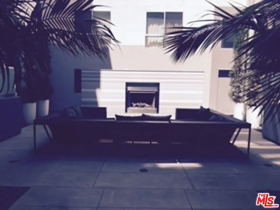 2 bed, 2.0 bath, 1005 sqft, $3,900 — Photo 2