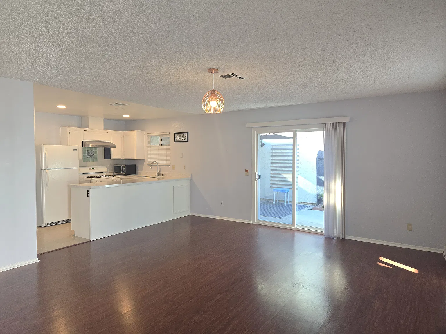 2 bed, 940 sqft, $2,000 — Photo 3