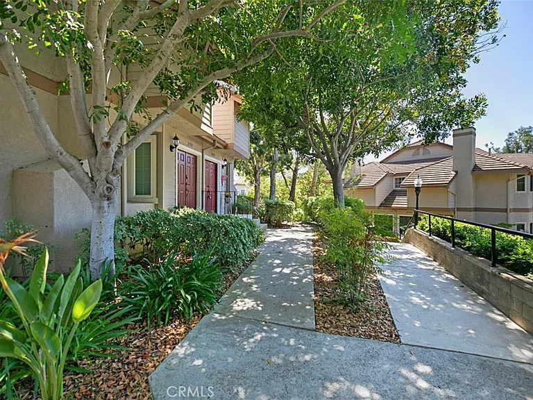 24392 Kingston Ct — Photo 4