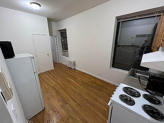 3rd image of 316 E 49th St #1R