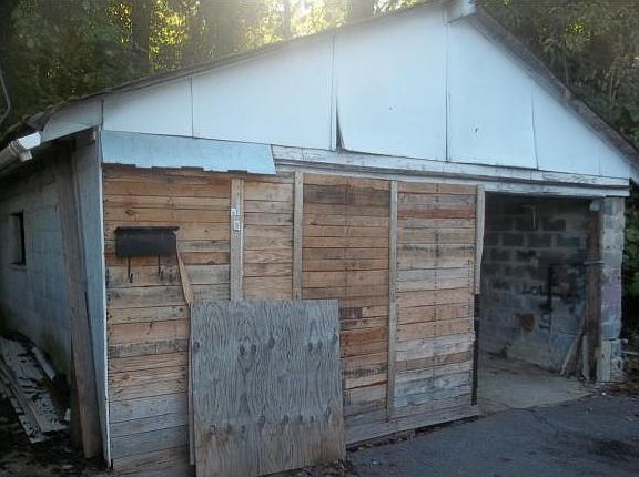 2nd image of 996 Kinsler Ave