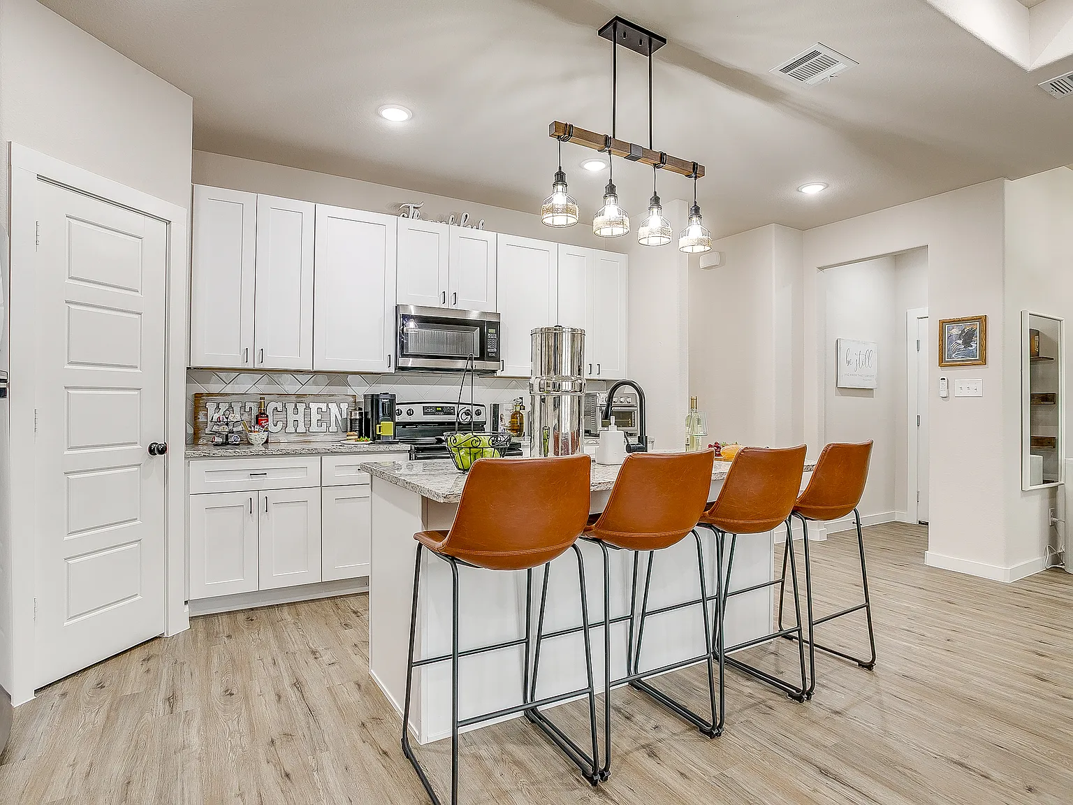 3 bed, 1426 sqft, $4,600 — Photo 3