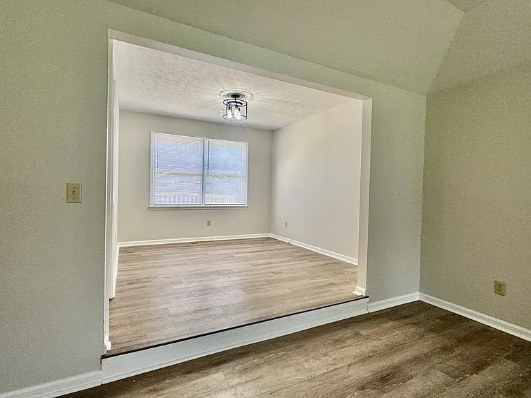 203 Cherokee Dr — Photo 3