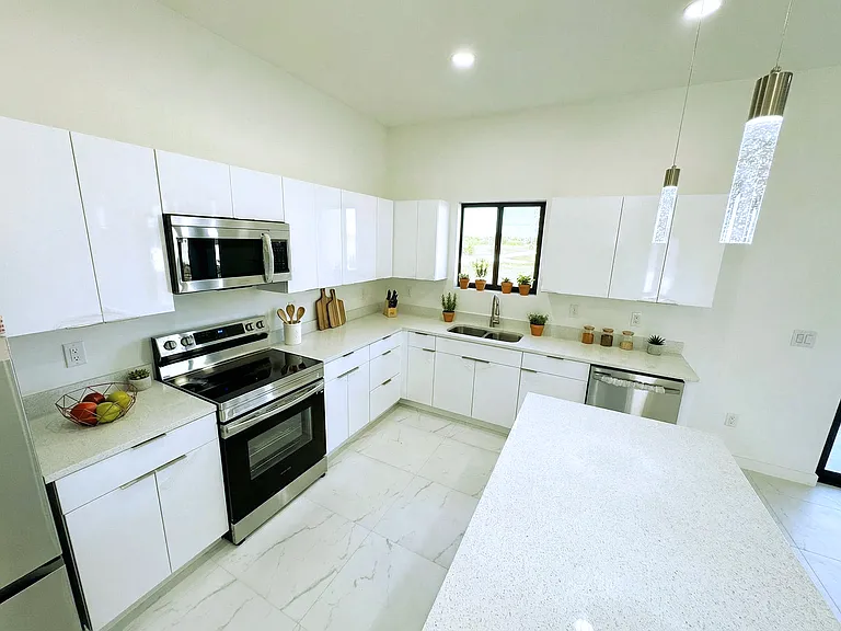 4333 NW 34th Ln — Photo 5